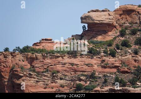 Die Erkundung der verschiedenen Wanderwege und Nebenstraßen rund um Sedona Arizona kann zu einigen erstaunlichen Aussichten und unglaublichen Felsformationen führen. Stockfoto