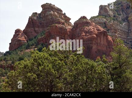 Die Erkundung der verschiedenen Wanderwege und Nebenstraßen rund um Sedona Arizona kann zu einigen erstaunlichen Aussichten und unglaublichen Felsformationen führen. Stockfoto