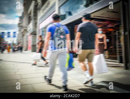 Bewegung verschwommen Anonymosy Käufer in London Einzelhandel High Street Stockfoto