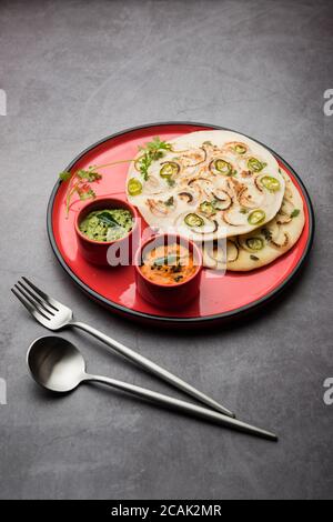 Uthappam oder Utapam ist eine Art Dosa aus Südindien, die dicker ist, mit Tomaten, Zwiebeln und Chili Belag Stockfoto