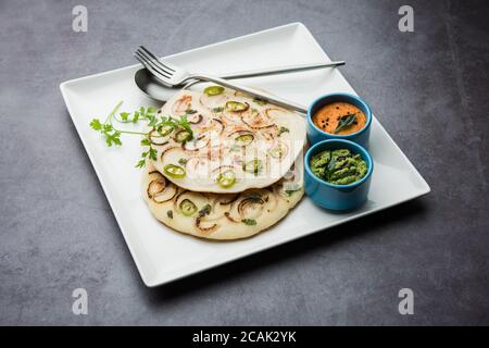 Uthappam oder Utapam ist eine Art Dosa aus Südindien, die dicker ist, mit Tomaten, Zwiebeln und Chili Belag Stockfoto