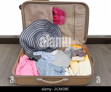 Offener Koffer mit verpackter Kleidung bereit für den Urlaub Stockfoto