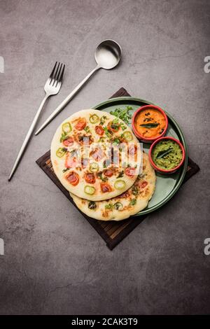 Uthappam oder Utapam ist eine Art Dosa aus Südindien, die dicker ist, mit Tomaten, Zwiebeln und Chili Belag Stockfoto