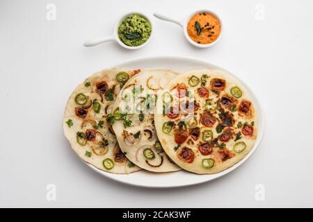 Uthappam oder Utapam ist eine Art Dosa aus Südindien, die dicker ist, mit Tomaten, Zwiebeln und Chili Belag Stockfoto