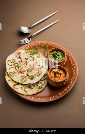 Uthappam oder Utapam ist eine Art Dosa aus Südindien, die dicker ist, mit Tomaten, Zwiebeln und Chili Belag Stockfoto