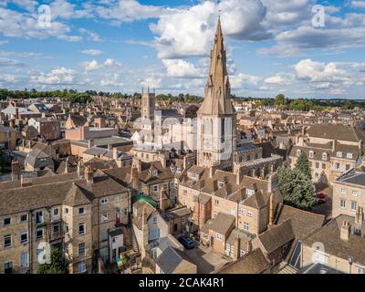 Luftaufnahmen des Stadtzentrums von Stamford, Lincolnshire, Großbritannien. Zeigt einen blauen Himmel mit Wolken, hübschen Dächern und vielen Kirchtürmen. Stockfoto