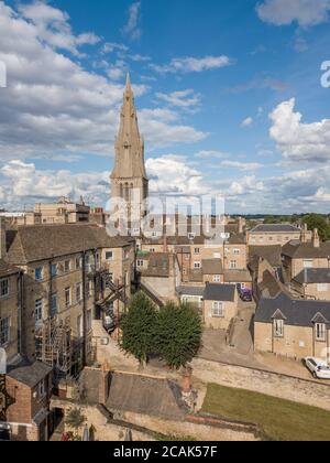 Luftaufnahmen des Stadtzentrums von Stamford, Lincolnshire, Großbritannien. Zeigt einen blauen Himmel mit Wolken, hübschen Dächern und vielen Kirchtürmen. Stockfoto