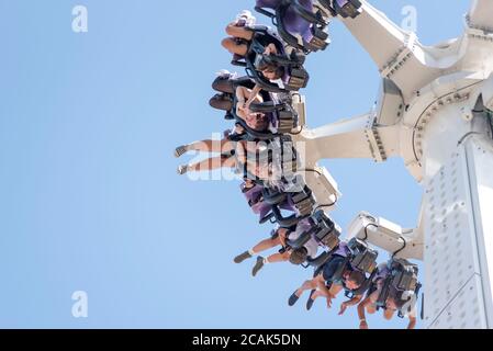 Nervenkitzel-Suchende auf der Axis Ride of Adventure Island an einem heißen Tag in Southend on Sea, Essex, Großbritannien während der COVID-19 Coronavirus-Pandemie Stockfoto