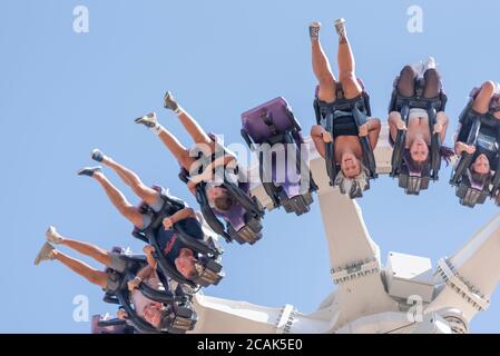 Nervenkitzel-Suchende auf der Axis Ride of Adventure Island an einem heißen Tag in Southend on Sea, Essex, Großbritannien während der COVID-19 Coronavirus-Pandemie Stockfoto