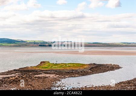 St Cuthbert's Isle nur vor der Küste von Holy Island, Lindisfarne, erreichbar zu Fuß bei Ebbe und als Einsiedelei und Rückzugsort aus dem 7. Jahrhundert genutzt Stockfoto