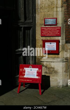 Schließungsmitteilung am Eingang des St. John's College an der Cambridge University, Großbritannien, während der Coronavirus-Pandemie von 2020. Stockfoto