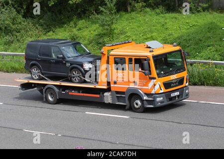 Land Rover SUV auf RAC Pannenwagen Tieflader, Klassische Auto Pannenhilfe, gebrochen Lieferwagen, Transport, LKW, Transport, LKW, Oldtimer, MANN Doppel-Kabine. 24-Stunden-Fahrzeugrückgewinnung, Lieferung, Transportindustrie auf der M6 in Preston, Großbritannien Stockfoto