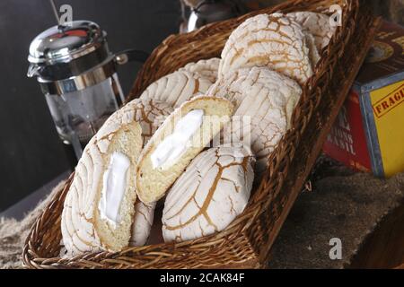 Leckeres mexikanisches Süßbrot im Korb Stockfoto