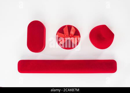 Rote geschlossene Schmuckkästchen auf weißem Hintergrund. Draufsicht Stockfoto