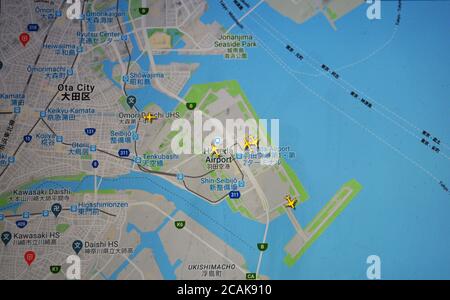 Flugverkehr über den Flughafen Haneda (05. august 2020, UTC 21.24) im Internet mit Flightradar 24-Standort während der Coronavirus-Pandemie Stockfoto