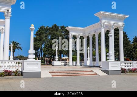 Batumi, Adjara, Georgia - 3. Mai 2018: Weiße elegante Kolonnaden am Eingang des Batumi Boulevard Stockfoto