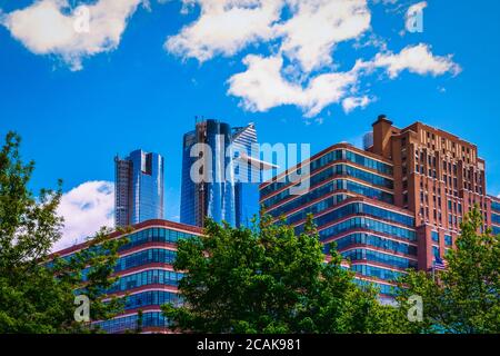 NYC, USA, Mai 2019, Blick auf den oberen Teil einiger moderner Gebäude im Stadtteil Hudson Yards von Manhattan Stockfoto