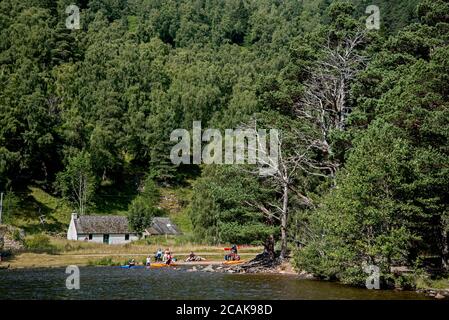 Besucherzentrum an der Seite von Loch an Eilein auf dem Rothiemurchus Estate bei Aviemore im Cairngorms National Park, Schottland, Großbritannien. Stockfoto