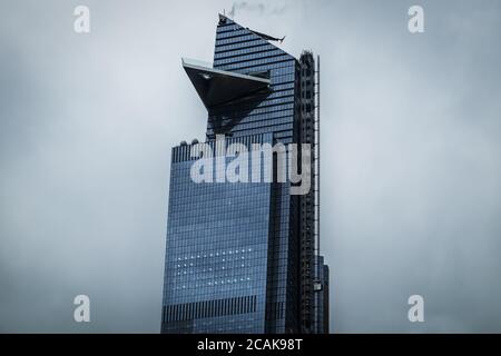 NYC, USA, Mai 2019, oberer Teil von The Edge eines Wolkenkratzers im Stadtteil Hudson Yards von Manhattan Stockfoto