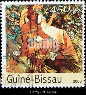 Werbeillustration von Alfonse Mucha auf Briefmarke von Guinea Bissau Stockfoto