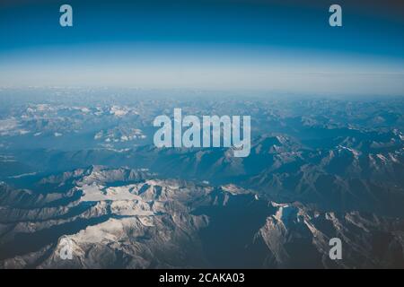 Österreich Blick aus dem Flugzeug, Berge von Wolken bedeckt und schöne Landschaft aus dem Vogelblick. Stockfoto