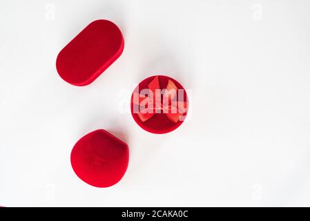 Drei rote geschlossene Schmuckkästchen auf weißem Hintergrund. Draufsicht Stockfoto
