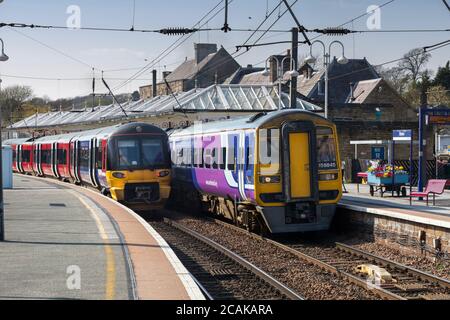 Northern Rail Siemens / CAF Klasse 333 Elektrozug (links) und BREL Klasse 158 Diesel-Mehrzugzug (rechts) Stockfoto