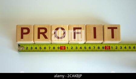 "Profit" Wort auf Würfel hinter dem Lineal auf schönen weißen Hintergrund angeordnet. Konzept. Stockfoto