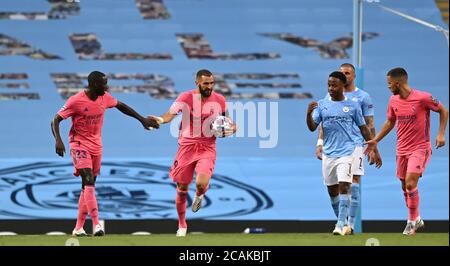 Karim Benzema (Mitte) von Real Madrid feiert das erste Tor seiner Mannschaft während der UEFA Champions League, Runde 16, zweites Beinspiel im Etihad Stadium, Manchester. Freitag, 7. August 2020. Siehe PA-Geschichte SOCCER man City. Der Bildnachweis sollte lauten: Shaun Botterill/NMC Pool/PA Wire. Stockfoto