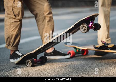 Tricks auf den Brettern. Longboard Nahaufnahme. Stockfoto