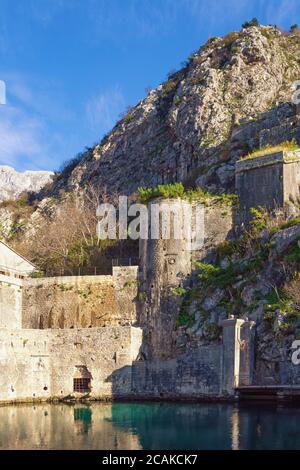 Montenegro. Festung der Altstadt von Kotor. Blick auf die südlichen Mauern und Gurdiс Tor an sonnigen Wintertagen Stockfoto