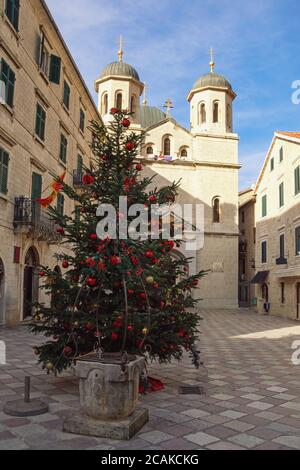 Montenegro, Altstadt von Kotor - UNESCO-Weltkulturerbe. Winteransicht der orthodoxen Kirche von St. Nikolaus und Platz von St. Luke Stockfoto