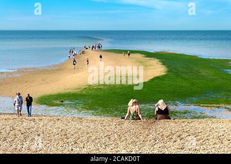 Menschen, die Tankerton Beach in der Nähe von Whitstable, Kent, Großbritannien, genießen Stockfoto