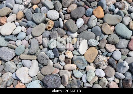 Glatte runde Kieselsteine strukturierten Hintergrund. Kies Meer Strand aus der Nähe Stockfoto