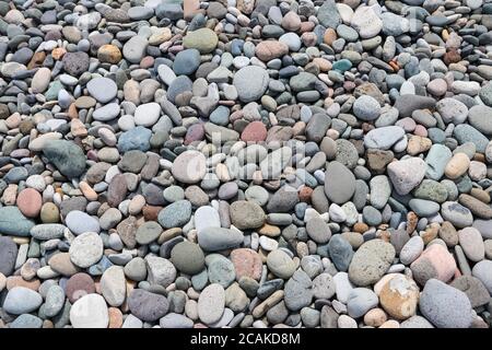 Glatte runde Kieselsteine strukturierten Hintergrund. Kies Meer Strand aus der Nähe Stockfoto