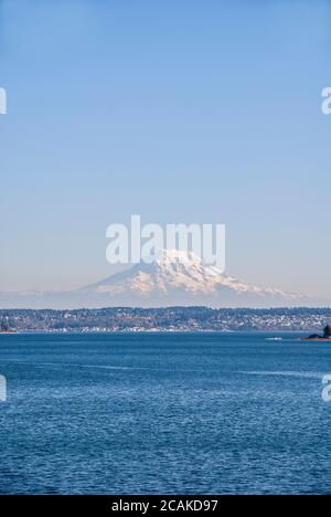 Blick auf Mt. Rainier von Gig Harbor, Washington. Stockfoto