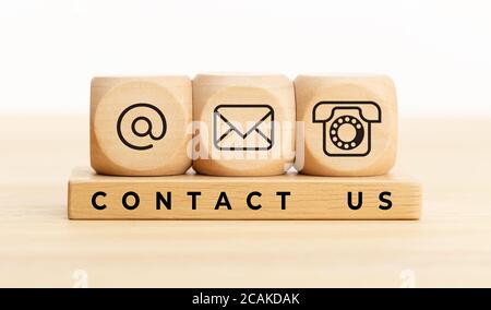 Kontaktieren Sie uns Konzept. Holzblöcke mit E-Mail, Mail und Telefon-Icons.Webseite kontaktieren Sie uns oder E-Mail-Marketing Stockfoto
