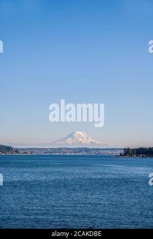 Blick auf Mt. Rainier von Gig Harbor, Washington. Stockfoto