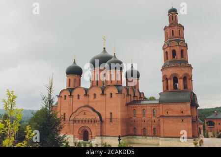 Kirche der Ikone unserer Lieben Frau von Kasan in St. George Kloster Mariä Himmelfahrt, Heilige Büsche Svjatyye Kustiki . Baschkortostan. Russland. Stockfoto