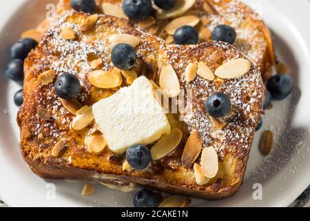 Hausgemachter Brioche French Toast mit Heidelbeeren und Mandeln Stockfoto