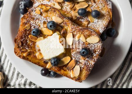 Hausgemachter Brioche French Toast mit Heidelbeeren und Mandeln Stockfoto