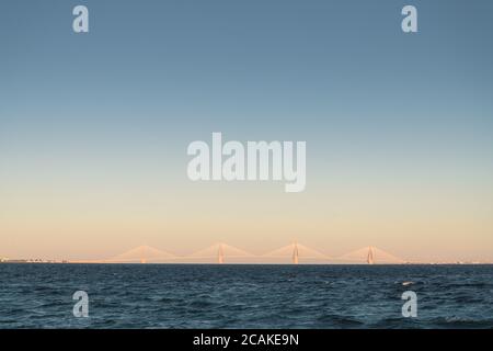 Die Charilaos Trikoupis Brücke (Rion-Antirion Brücke) durchläuft den Golf von Korinth, Griechenland Stockfoto