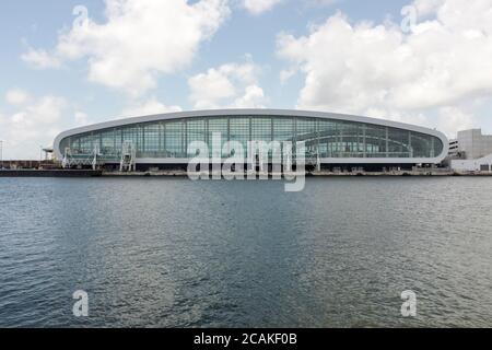 Norwegian Cruise Line's The Pearl of Miami, Terminal B, von der anderen Seite des Wassers in PortMiami, Cruise Capital of the World, in Miami, Florida, USA Stockfoto