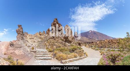 Landschaft mit Roques de Garcia Formation und Teide Vulkan im Teide Nationalpark, Teneriffa, Kanarische Inseln, Spanien Stockfoto