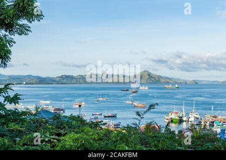 Ein Blick über den Hafen Labuan Bajo und Palua Karawo am frühen Morgen, Flores Indonesia Stockfoto