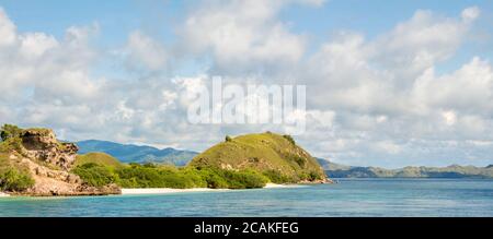 Eine tropische Insel im Komodo Nationalpark in der Nähe der Rinca Insel, Flores, Indonesien Stockfoto