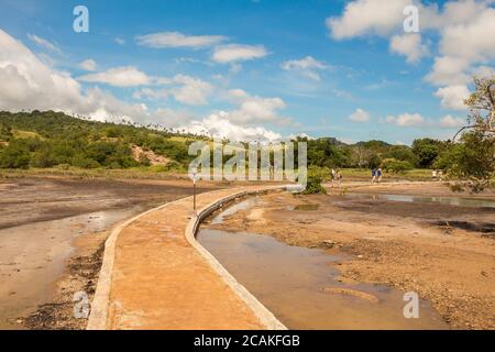 Der Weg und Touristen am Eingang zum Komodo-Nationalpark in Rinca Island, Flores, Indonesien Stockfoto