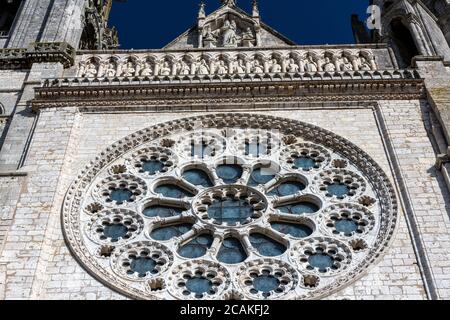 Rose in der Fassade der Kathedrale unserer Lieben Frau von Chartres, Chartres, Frankreich Stockfoto