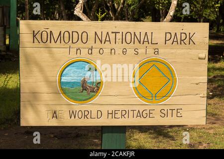 Flores, Indonesien - 10. April 2018: Das Schild für den Komodo-Nationalpark - Weltkulturerbe - Flores, Indonesien Stockfoto