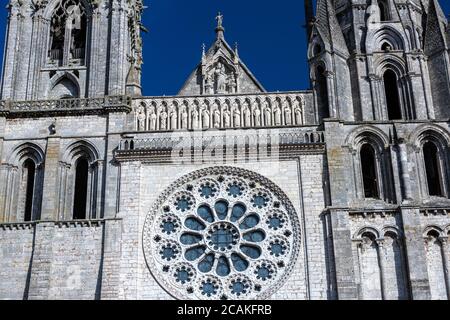 Rose in der Fassade der Kathedrale unserer Lieben Frau von Chartres, Chartres, Frankreich Stockfoto